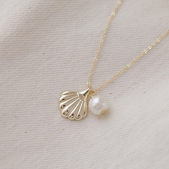 Seashell Pearl Necklace  | 14k Gold Plated - Picture 2 of 12
